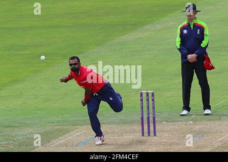 Ashar Zaidi in bowling action for Essex during Middlesex vs Essex Eagles, Royal London One-Day Cup Cricket at Lord's Cricket Ground on 31st July 2016 Stock Photo