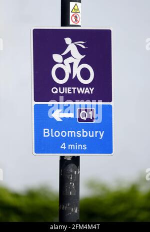 London, England, UK. Quietway / Cycleway sign Q1 Stock Photo