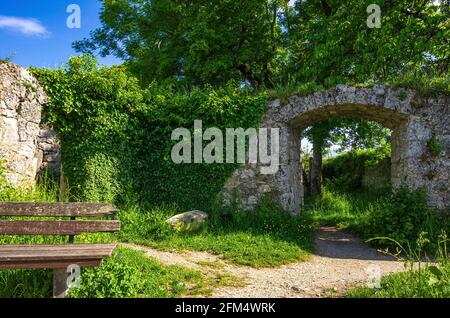 Idyllic spot with bench, medieval castle ruins of Hohenurach, Bad Urach, Swabian Alb, Baden-Württemberg, Germany. Stock Photo