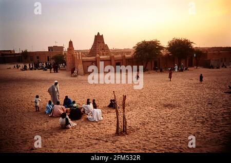 Evening atmosphere on the large square in front of the Sankore Mosque with the medieval university in Timbuktu. 19.11.2003 - Christoph Keller Stock Photo