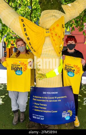 Clonakilty, West Cork, Ireland. 6th May, 2021. Darkness Into Light, the national fund-raiser for Pieta House, takes place this Saturday morning. Raising awareness for the event in Astna Square, Clonakilty, were Roni Coomey from Clonakilty and Sinéad Crowley, Secretary of Clonakilty Darkness Into Light. Credit: AG News/Alamy Live News Stock Photo