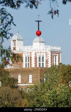Time ball on the roof of Greenwich Royal Observatory, London, UK. Greenwich Mean Time (GMT) Stock Photo