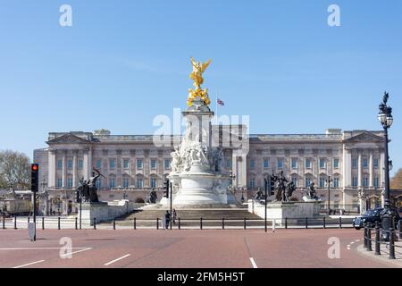 Buckingham Palace and Victoria Memorial from The Mall, Westminster, City of Westminster, Greater London, England, United Kingdom