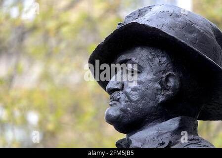 London, England, UK. Statue (Ivor Roberts-Jones, 1990) Field Marshal the Viscount Slim (William Joseph Slim; 1891-1970) in Whitehall Stock Photo