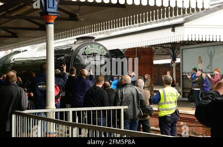 Despite the rain, steam locomotive Flying Scotsman is surrounded by crowds at Salisbury station after arriving with the Cathedrals Express. 21.05.2016. Stock Photo