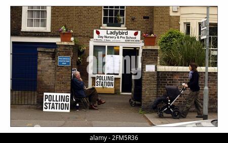 Voting in the 2005 general Election on Goldhawk rd. in Hammersmith and Fulham.pic David Sandison 5/5/2005 Stock Photo