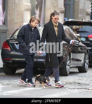 New York - NY - 03/15/2020 - Jenna Lyons and son Beckett Mazeau walking