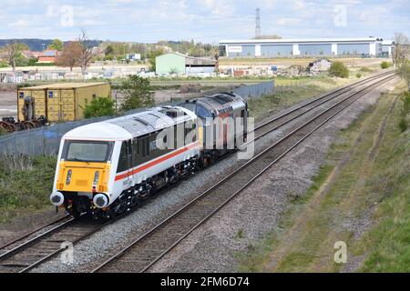 Unique Electric Locomotive Class 89 89001 Avocet hauled by Class 37 37884 Cepheus returns to Barrow Hill after testing at Soho Light Maintenance Depot Stock Photo