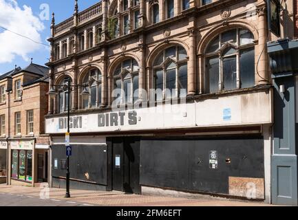 Boarded up shop front of Dickie Dirts on Leeming street Mansfield Nottinghamshire East Midlands England GB UK Europe Stock Photo