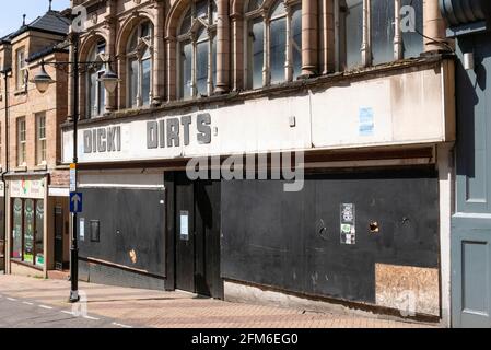 Boarded up shop front of Dickie Dirts on Leeming street Mansfield Nottinghamshire East Midlands England GB UK Europe Stock Photo