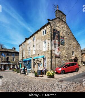 UK TV locations: Traditional scene of the centre of Grassington market town, the setting for the new All Creatures Great And Small TV series. North Yo Stock Photo