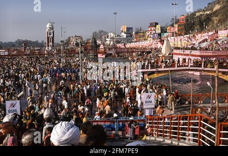 13.03.2010, Haridwar, Uttarakhand, India, Asia - Crowds of pilgrims at the Har Ki Pauri Ghat on the banks of the holy Ganges River during Kumbh Mela. Stock Photo