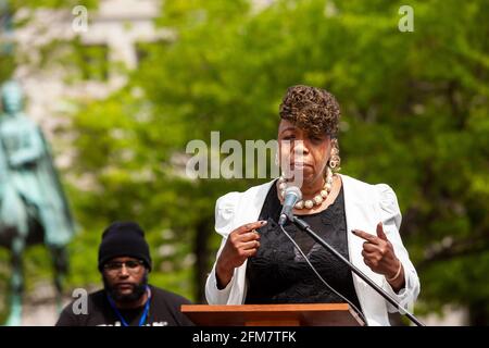 Washington, DC, USA. 6th May, 2021. Pictured: Gwen Carr, mother of Eric Garner, speaks to mothers of children killed by police at rally in which they demand justice, accountability, and a complete overhaul of policing in the United States. Credit: Allison C Bailey/Alamy Live News Stock Photo