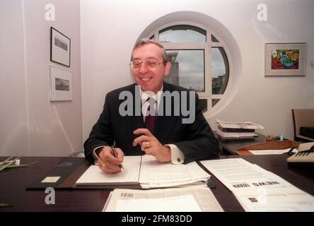 MIKE TOMLINSON  THE NEW CHIEF INSPECTOR  DECEMBER  2000 OF SCHOOLS Stock Photo