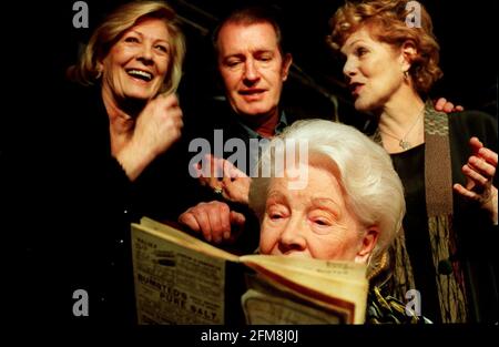 LADY RACHEL KEMPSON MARCH 2000 MICHEAL REDGRAVES WIFE READS MICHEAL'S DIARY. ONE OF THE LARGE ARCHIVE OF PHOTOS, RECORDINGS AND MANUSCRIPTS ETC... AQUIRED BY THE THEATRE MUSEUM IN LONDON. BEHIND ARE THE CHILDREN, VANESSA, CORIN AND LYNN Stock Photo