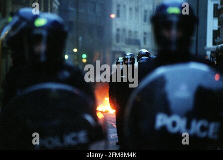 London Mayday Demonstrations 2001  Police  and fires  on the streets in the west end during the evening of the mayday protest Stock Photo