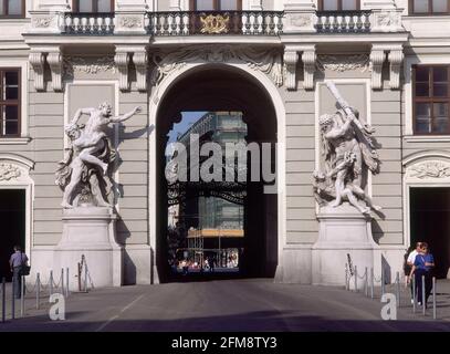 FACHADA INTERIOR DE LA PUERTA DE SAN MIGUEL CON ESCULTURAS DE LOS TRABAJOS DE HERCULES REALIZADAS POR A. P. WAGNER - SIGLO XIX. Author: JOHANN BERNHARD FISCHER VON ERLACH. Location: PALACIO IMPERIAL ANTIGUO / HOFBURG. WIEN. AUSTRIA. Stock Photo