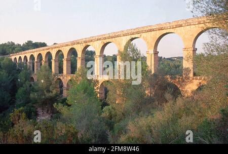 ACUEDUCTO DE LAS FERRERAS O PUENTE DEL DIABLO - SIGLO I - RESTAURADO EN EL SIGLO X. Location: ACUEDUCTO DE LAS FERRERAS. TARRAGONA. SPAIN. Stock Photo