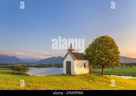 Mesnerhauskapelle on Aidlinger Höh with a view over the Riegsee to the Estergebirge, Wetterstein Mountains and the Ammergau Alps, Aidling, Riegsee am Riegsee, Upper Bavaria, Bavaria, Germany Stock Photo