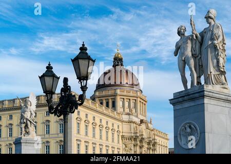 Berlin, historical center, Berlin City Palace, dome, in the foreground figures of the palace bridge: 'Athena arms the warrior' and 'Nike crowns the winner' Stock Photo