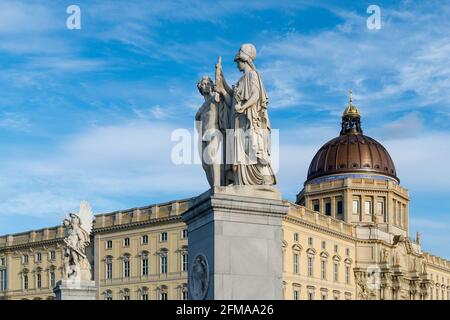 Berlin, historical center, Berlin City Palace, dome, in the foreground figures of the palace bridge: 'Athena armed the warrior' Stock Photo