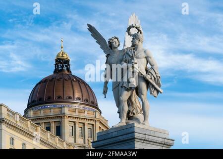 Berlin, historical center, Berlin City Palace, dome, in the foreground figures of the palace bridge: 'Nike crowns the winner' Stock Photo