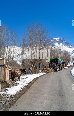 Delivery of goods on the main road to Muktinath, Mustang, Nepal Stock Photo