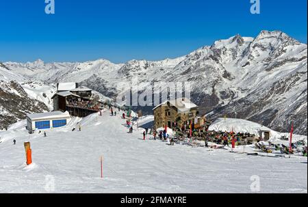 Mountain restaurant Längflueh and Skibar mountain hut on the Fee Glacier above Saas-Fee, Valais, Switzerland Stock Photo