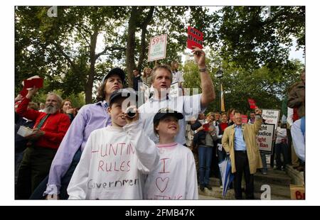 The Worsley family Graham, Georgie and kids Hector and Tabitha who are from the Old Surrey Berstow and Kent hunt, Near Blindley Heath take part in the pro hunting demo in Parliament squarePHOTOGRAPH BY DAVID SANDISON 15/9/2004 Stock Photo