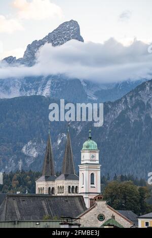 The view of the Kleiner Watzmann with the collegiate church of St. Peter and John the Baptist in Berchtesgaden Stock Photo