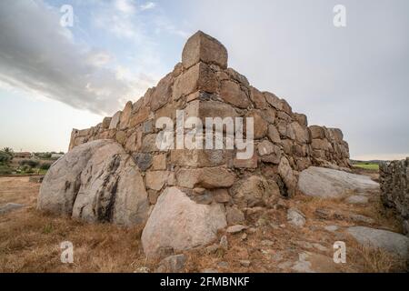 Hijovejo archaeological site. South-east corner wall. Fortified roman enclosure on top granite scree. Quintana de la Serena, Extremadura, Spain Stock Photo