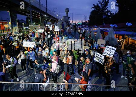 Mexico City, Mexico. 07th May, 2021. Several protesters gather with their placards during a protest march in Tláhuac Mayoralty.Protesters take to the streets of Mexico city demanding justice for those involved in the subway overpass incident that collapsed and has killed 25 people so far. Credit: SOPA Images Limited/Alamy Live News Stock Photo