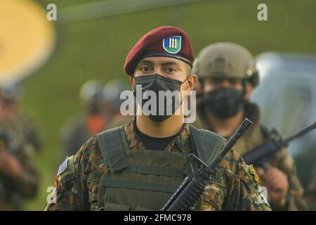 San Salvador, El Salvador. 07th May, 2021. A special forces army member stands guard during the ceremony to commemorate the 197 anniversary of El Salvador's Armed Force. The Salvadoran army is 197 years old and every May 7th it commemorates the 'Day of the Salvadoran soldier.' President Nayib Bukele incorporated 135 cadets to the army during the 197th anniversary celebrations. Credit: SOPA Images Limited/Alamy Live News Stock Photo