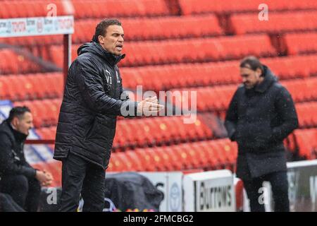 Barnsley, UK. 08th May, 2021. Valérien Ismaël manager of Barnsley gives his team instructions in Barnsley, United Kingdom on 5/8/2021. (Photo by Mark Cosgrove/News Images/Sipa USA) Credit: Sipa USA/Alamy Live News Stock Photo