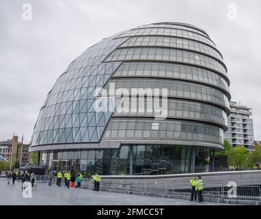 City Hall, Queen’s Walk, London, UK. 8 May 2021. Results of the Mayor of London and London-wide (List) Assembly Member contest will be announced at City Hall in a Covid-secure environment, either later on 8th or morning of 9th May in a mayoral contest between the incumbent Sadiq Khan (Labour) and hopeful Shaun Bailey (Conservative). Image: Police security outside City Hall as the declaration is awaited later in the day. Credit: Malcolm Park/Alamy Live News. Stock Photo