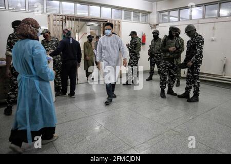 Srinigar, India. 07th May, 2021. May 7, 2021: A doctor leaves from the theatre while as Indian paramilitary forces remain alert at a local hospital in Old City Srinagar, Indian Administered Kashmir on 07 May 2021. Three personnel received injuries after a grenade was lobbed by alledged millitants, however the condition of the injured is stable. Credit: Muzamil Mattoo/IMAGESLIVE/ZUMA Wire/Alamy Live News Credit: ZUMA Press, Inc./Alamy Live News Stock Photo