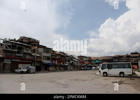 Srinagar, India. 07th May, 2021. May 7, 2021: Deserted market during Covid-19 lockdown on the last friday of Ramadan in Srinagar, Indian Administered Kashmir on 07 May 2021. Thousands of people attend the prayers on the normal days every year due to covid-19 all the major mosques were closed. Credit: ZUMA Press, Inc./Alamy Live News Stock Photo