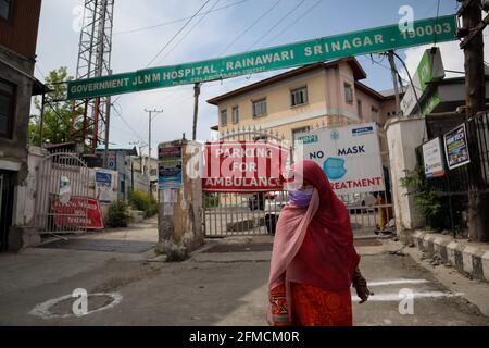 Srinagar, India. 07th May, 2021. May 7, 2021: A woman walks outside a hospital during Covid-19 lockdown on the last friday of Ramadan in Srinagar, Indian Administered Kashmir on 07 May 2021. Credit: ZUMA Press, Inc./Alamy Live News Stock Photo