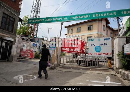 Srinagar, India. 07th May, 2021. May 7, 2021: A man walks outside a hospital during Covid-19 lockdown on the last friday of Ramadan in Srinagar, Indian Administered Kashmir on 07 May 2021. Credit: ZUMA Press, Inc./Alamy Live News Stock Photo