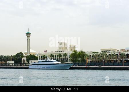 Dubai, United Arab Emirates, April 12, 2019. Luxurious boat in front of Al Farooq Mosque Stock Photo