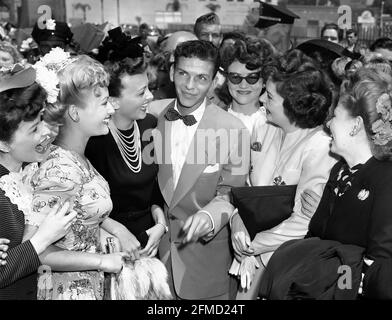 Frank Sinatra with lady fans in Pasadena (1943-08-11) Stock Photo