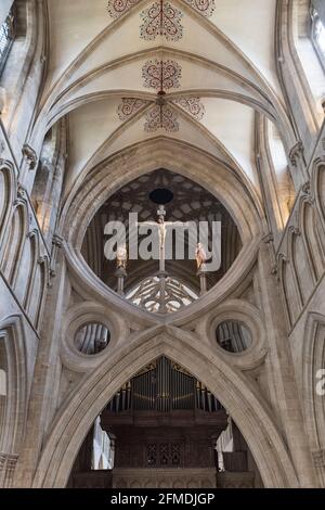 The rood cross above the famous 'scissor arches' in Wells Cathedral, added in 1338 by the mason William Joy to strengthen and support the tower above Stock Photo