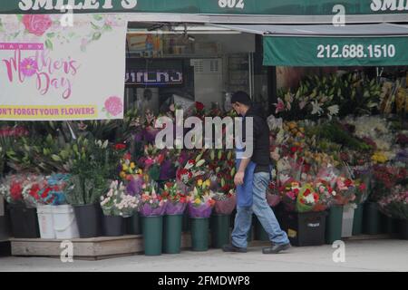 New York, USA. 8th May, 2021. (NEW) MotherÃ¢â‚¬â„¢s Day in New York. May 8, 2021, New York, USA: Tribute is paid to mothers in Manhattan, New York, as some flower shops and stores display greetings and wishes on their windows and front side to the mother this Saturday(08). Few people use the opportunities to buy flowers and gifts for their mothers and wives amid COVID-19. Credit: Niyi Fote/TheNews2 Credit: Niyi Fote/TheNEWS2/ZUMA Wire/Alamy Live News