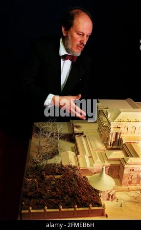 JOHN SIMPSON, ONE OF THE LEADING ARCHITECS IN THE REDEVELOPMENT OF THE QUEENS GALLERY AT BUCKINGHAM PALACE,INDICATES THE AREAS THAT WILL BE IMPROVED OVER THE NEXT THREE YEARS. TO BE COMPLETED BY THE QUEENS GOLDEN JUBILEE. Stock Photo