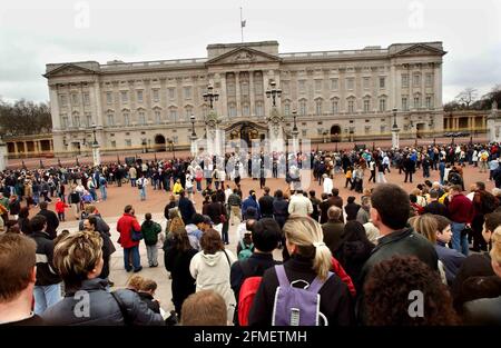 The scene outside Buckingham Palace this morning in response to the death of the Queen Mother yesterday.31 March 2002 photo Andy Paradise Stock Photo