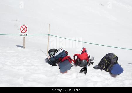 komagane, nagano, japan, 05-08-2021, Senjojiki circle ropeway arrival with backpacks. Stock Photo