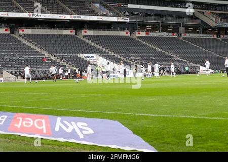 MILTON KEYNES, UK. MAY 9TH Milton Keynes Dons players warm up before the Sky Bet League One match between MK Dons and Rochdale at Stadium MK, Milton Keynes on Sunday 9th May 2021. (Credit: John Cripps | MI News) Credit: MI News & Sport /Alamy Live News Stock Photo