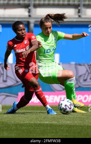 Wolfratshausen, Germany. 09th May, 2021. Football, Women: Bundesliga, VfL Wolfsburg - FC Bayern Munich, matchday 20 at AOK Stadion. Munich's Hanna Glas (l) plays against Wolfsburg's Dominique Janssen. Credit: Swen Pförtner/dpa - IMPORTANT NOTE: In accordance with the regulations of the DFL Deutsche Fußball Liga and/or the DFB Deutscher Fußball-Bund, it is prohibited to use or have used photographs taken in the stadium and/or of the match in the form of sequence pictures and/or video-like photo series./dpa/Alamy Live News Stock Photo