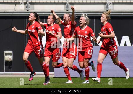 Wolfratshausen, Germany. 09th May, 2021. Football, Women: Bundesliga, VfL Wolfsburg - FC Bayern München, Matchday 20 at AOK Stadion. Munich's Sydney Lohmann (2nd from left) celebrates with teammates after her goal for 0:1. Credit: Swen Pförtner/dpa - IMPORTANT NOTE: In accordance with the regulations of the DFL Deutsche Fußball Liga and/or the DFB Deutscher Fußball-Bund, it is prohibited to use or have used photographs taken in the stadium and/or of the match in the form of sequence pictures and/or video-like photo series./dpa/Alamy Live News Stock Photo