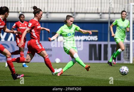 Wolfratshausen, Germany. 09th May, 2021. Football, Women: Bundesliga, VfL Wolfsburg - FC Bayern Munich, matchday 20 at AOK Stadion. Wolfsburg's Fridolina Rolfö (M) plays against Munich's Amanda Ilestedt. Credit: Swen Pförtner/dpa - IMPORTANT NOTE: In accordance with the regulations of the DFL Deutsche Fußball Liga and/or the DFB Deutscher Fußball-Bund, it is prohibited to use or have used photographs taken in the stadium and/or of the match in the form of sequence pictures and/or video-like photo series./dpa/Alamy Live News Stock Photo
